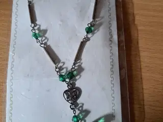 Halskæde med hjerte og grønne perler 