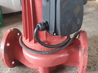 Stor Grundfos cirkulationspumpe 
