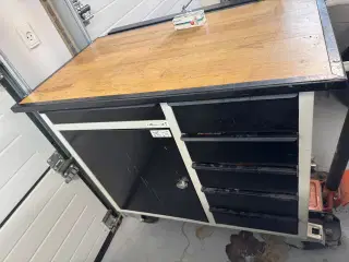 Værkstedsbord med elevator tavle
