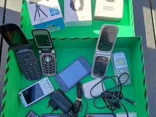 Rodekasse med gl. mobiler og andet