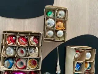 Antikke juletræskugler og en top