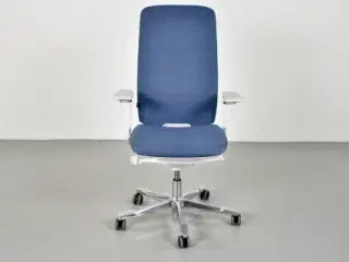 Kinnarps capella white edition kontorstol med blåt polster og armlæn
