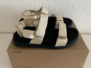 Woden sandaler 