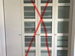 2 enkelte skabe gives væg 