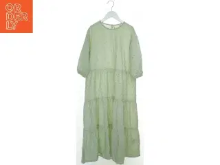 Lang kjole med mønster fra H&M (str. 146)