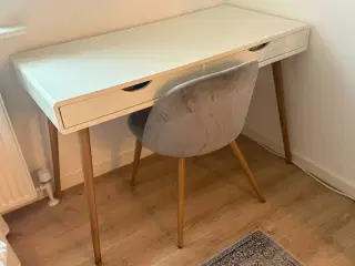 Skrivebord med stol. Kan sælges separat 