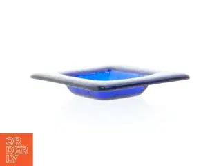 Blåt fuset glas fad med hvid fugl (str. 13 x 13 cm)
