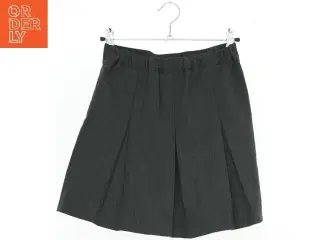 Grå nederdel med læg fra School Life (str. 128)
