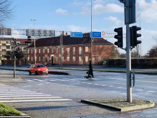 Praktisk beliggenhed i Aarhus C, tæt på banegården, E45 og med fornuftig parkeringsmuligheder.