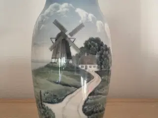 Bing og Grøndahl vase med møllemotiv