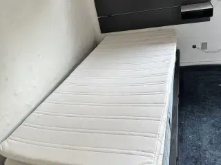 IKEA enkeltseng med skuffer og sengegavl