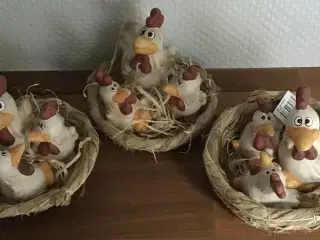 3 påske figurer høns i reder