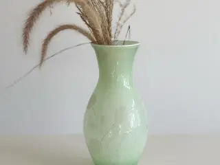 Grøn og hvid glasvase m blomsterdeko, NB