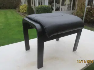 1 stk Fodskammel med sort læder 