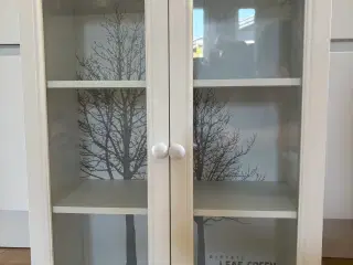 Smal vægreol med  glaslåger
