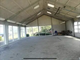 Udstillingshal med glas vinduer og port