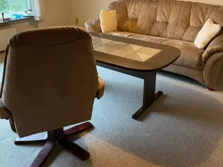 Sofa med stol og bord