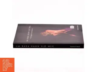 Um bara hann sl&#243; meg : fimm fr&#225;sagnir &#250;r Kvinnuh&#250;sinum af S&#250;sanna O. Skaale (Bog)