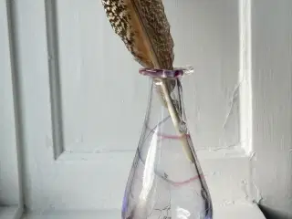 Dråbeformet glasvase, lilla aftegninger, NB