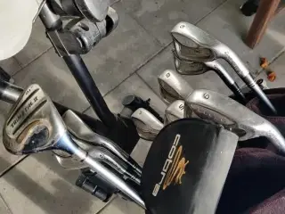 Golfbag, vogn, jernkøller. 