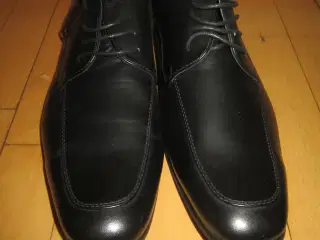 NYE LÆKRE HERRESKO. BYD. STR. 44.