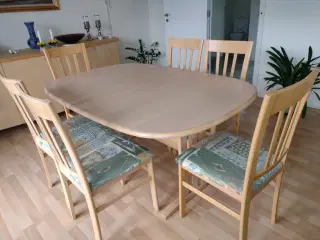 Spisebord i lakeret bøg med 6 stk. stole.