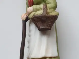 Porcelænsfigur - Ældre kvinde med stok i hænderne