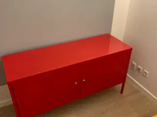 Rødt tv-bord i metal