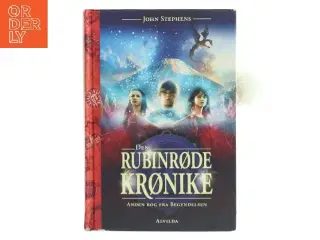 Den rubinrøde krønike af John Stephens (f. 1972) (Bog)