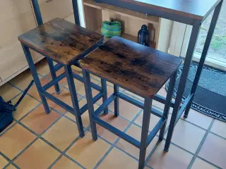 Bord i mørk træ