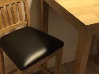 Højt bord med 2 stole SOLGT