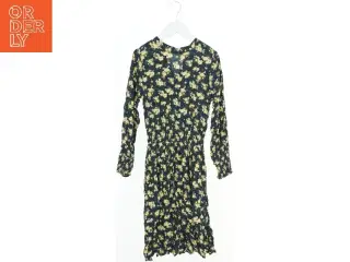 Langærmet blomsterkjole fra Name It (str. 134)