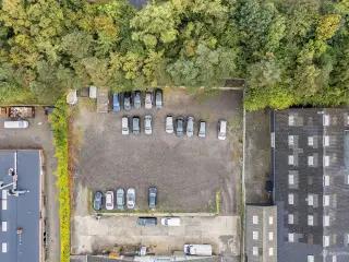 Bynært indhegnet areal med kontormulighed