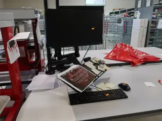 Computerskærm LENOVO, tastatur, håndscanner, computer LENOVO