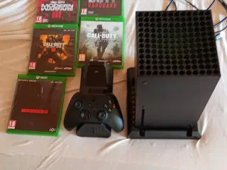 Xbox Series x med 5 spil lader stand og rgb stand 