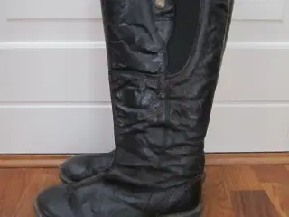 LÆKRE VINTERSTØVLER. Str. 36. BYD.