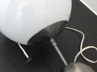 Flot lampe i glas og børstet stål