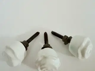 Hvide porcelænknopper- 2 stk.