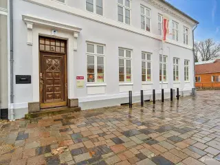 150 m² smukke lokaler beliggende på Torvet i Nyborg udlejes.