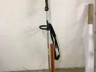 Stihl HLE 71 K stanghækkeklipper og en fejer