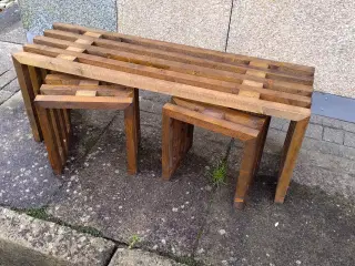 Taburetter og bænke på mål.