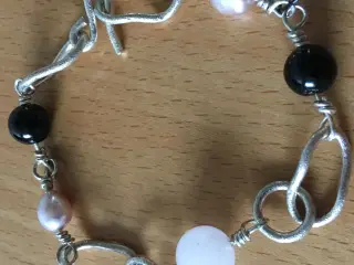 Flot sølvarmbånd med perler