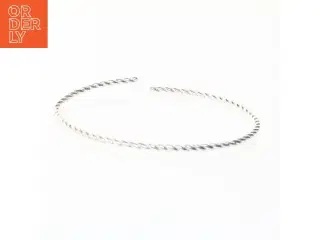 Sølvfarvet armbånd (str. 6 cm)