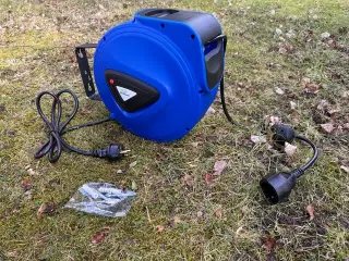 Automatisk kabelopruller med 10m kabel og vægbeslag.