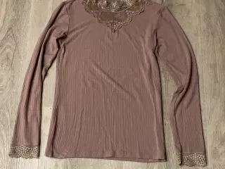 Bluse str. 146/152 med blondekant