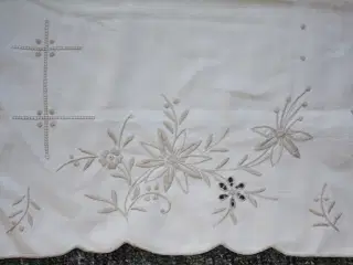 Broderet dug, 120 x 120 cm