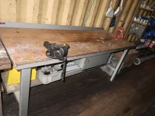 Arbejdsbord med skruestik og indhold