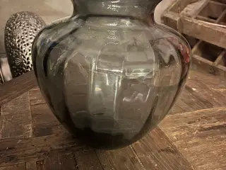 Anna Von Lipa vase 