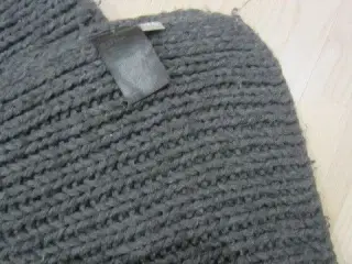 Strikket mørkegråt tæppe / plaid