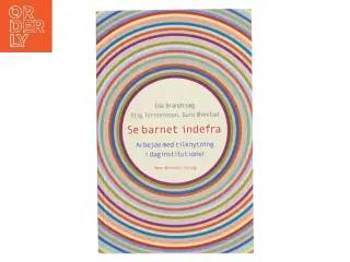 Se barnet indefra : hvordan man arbejder med tilknytning i daginstitutionen af Ida Brandtzæg (Bog)